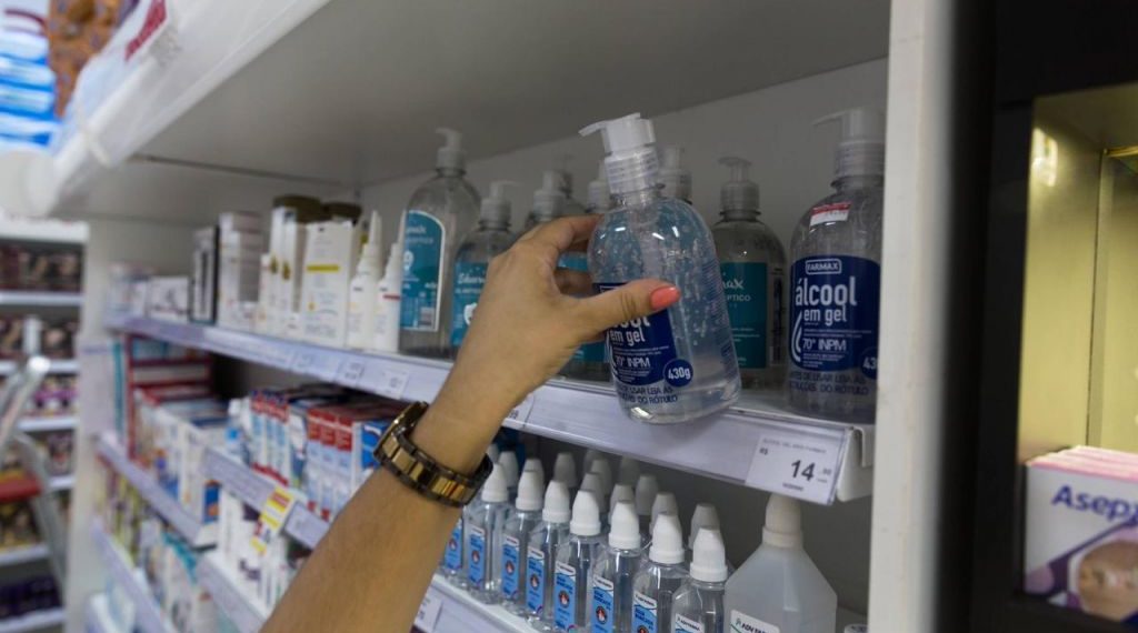 Álcool em gel e máscaras descartáveis estão em falta nas farmácias de Poços