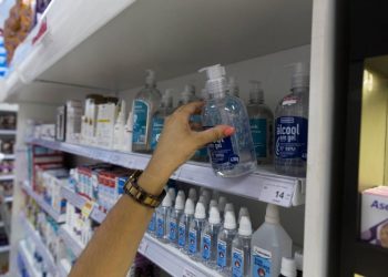 Álcool em gel e máscaras descartáveis estão em falta nas farmácias de Poços