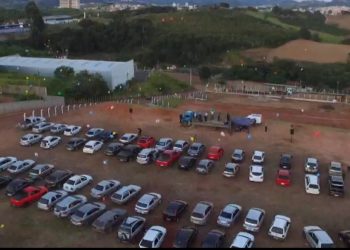 “Drive thru de oração”: igreja se reúne dentro dos carros para celebrar culto