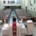 Paróquia celebra missa com fotos de fiéis nos bancos da igreja em Poços de Caldas