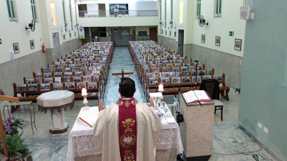 Paróquia celebra missa com fotos de fiéis nos bancos da igreja em Poços de Caldas