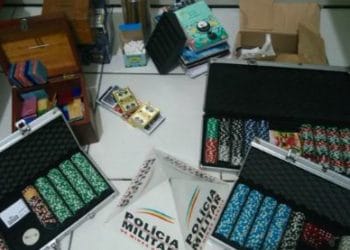 PM prende 14 pessoas em casa de jogos no centro de Poços de Caldas