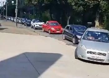 Através de drive thru, cervejaria doa chope em troca de alimentos não perecíveis