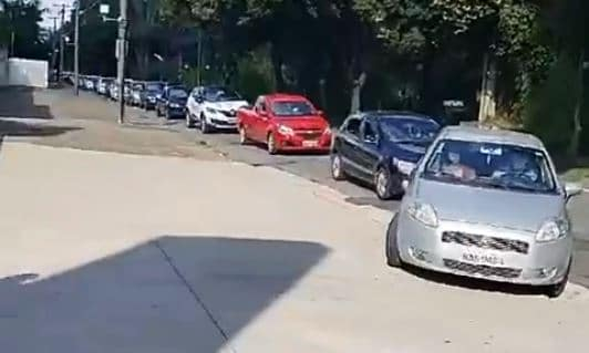 Através de drive thru, cervejaria doa chope em troca de alimentos não perecíveis