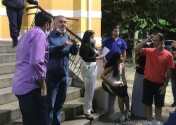 Prefeito atende empresários em ato pacífico sobre reabertura do comércio em Poços
