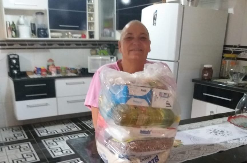 Pacientes com câncer recebem doação de frutas e cestas básicas durante pandemia em Poços de Caldas