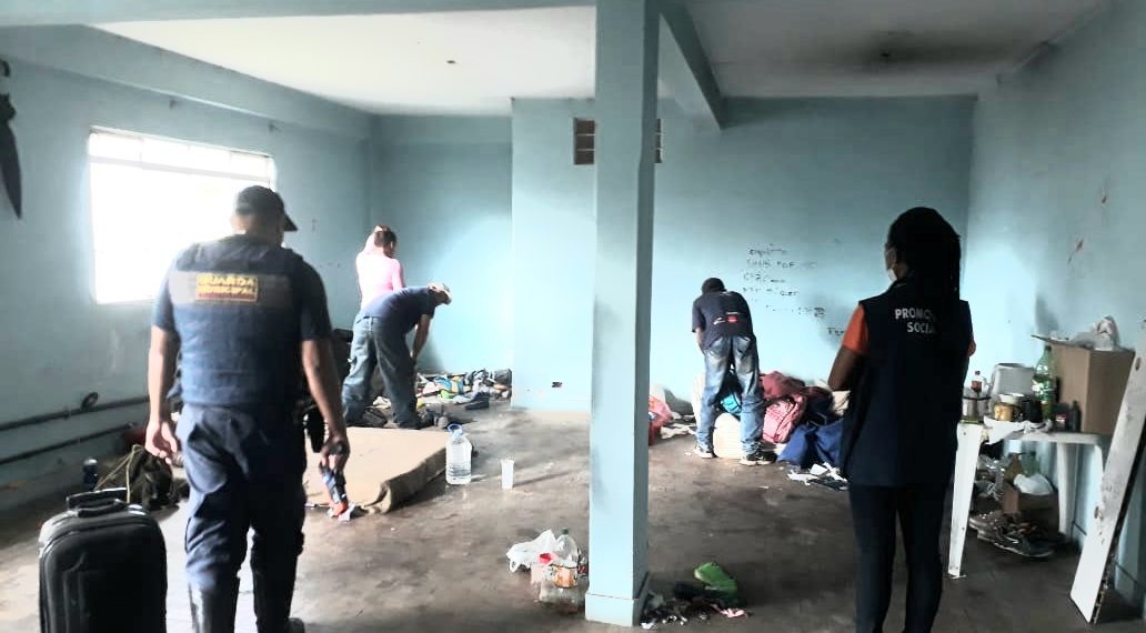Moradores de rua que invadiram Complexo Santa Cruz em Poços são retirados do local pela GCM