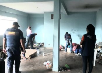 Moradores de rua que invadiram Complexo Santa Cruz em Poços são retirados do local pela GCM