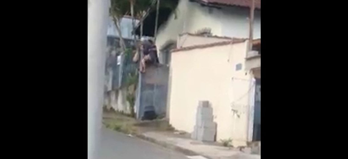 Na zona oeste de Poços: Vídeo mostra idosa tentando pular portão para sair de casa