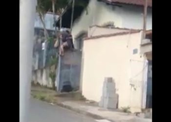 Na zona oeste de Poços: Vídeo mostra idosa tentando pular portão para sair de casa