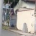 Na zona oeste de Poços: Vídeo mostra idosa tentando pular portão para sair de casa