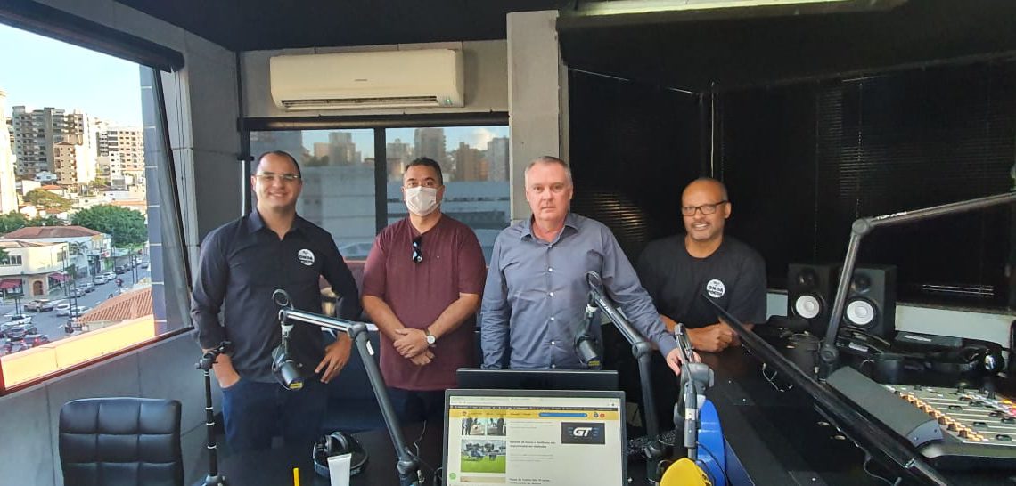 Durante entrevista, prefeito de Poços anuncia ‘ponto tira-dúvidas’ sobre auxílio emergencial