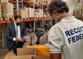 Receita Federal faz nova doação de 30 mil litros de bebidas alcóolicas para fabricação de álcool em gel