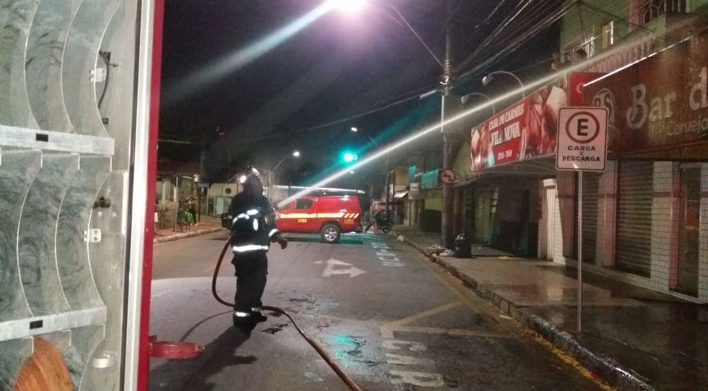 Bombeiros combatem incêndio em residência no Vila Nova