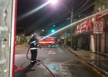 Bombeiros combatem incêndio em residência no Vila Nova