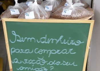 “Sem dinheiro para comprar ração para seu amigão? Pegue aqui!”, anuncia pet shop durante pandemia