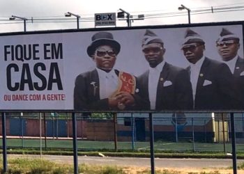 Empresa usa outdoor com meme do caixão para pedir que pessoas fiquem em casa Poços