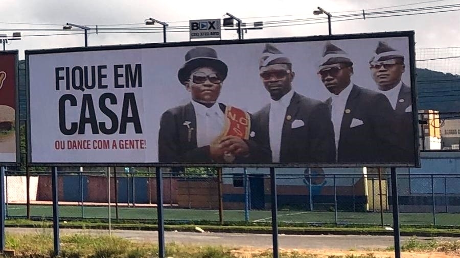 Empresa usa outdoor com meme do caixão para pedir que pessoas fiquem em casa Poços