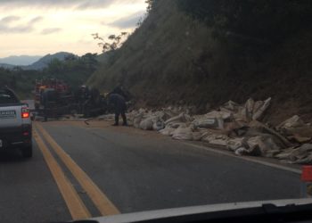 Caminhoneiro fica ferido em acidente na BR 146