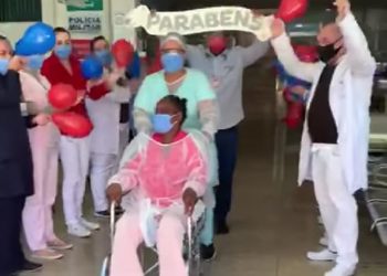 Paciente com covid-19 recebe alta da UTI no dia do aniversário em Poços de Caldas