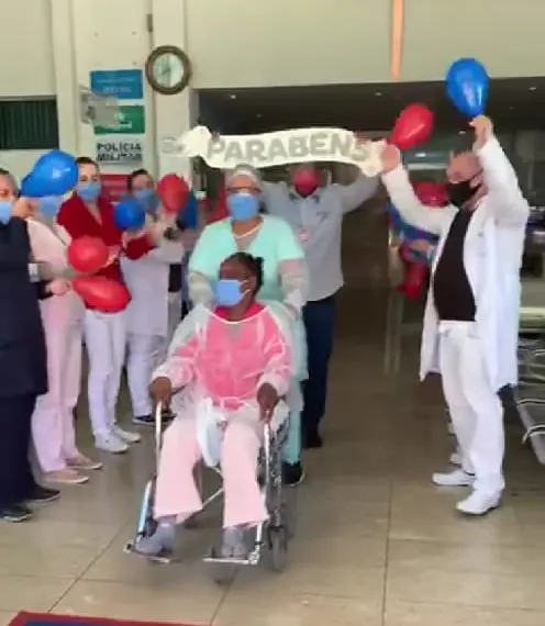 Paciente com covid-19 recebe alta da UTI no dia do aniversário em Poços de Caldas