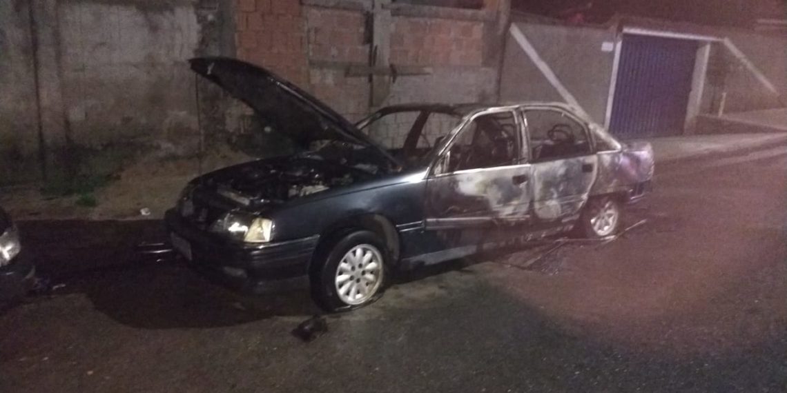 Bombeiros combatem incêndio em carro no bairro Dom Bosco