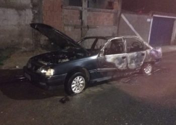 Bombeiros combatem incêndio em carro no bairro Dom Bosco
