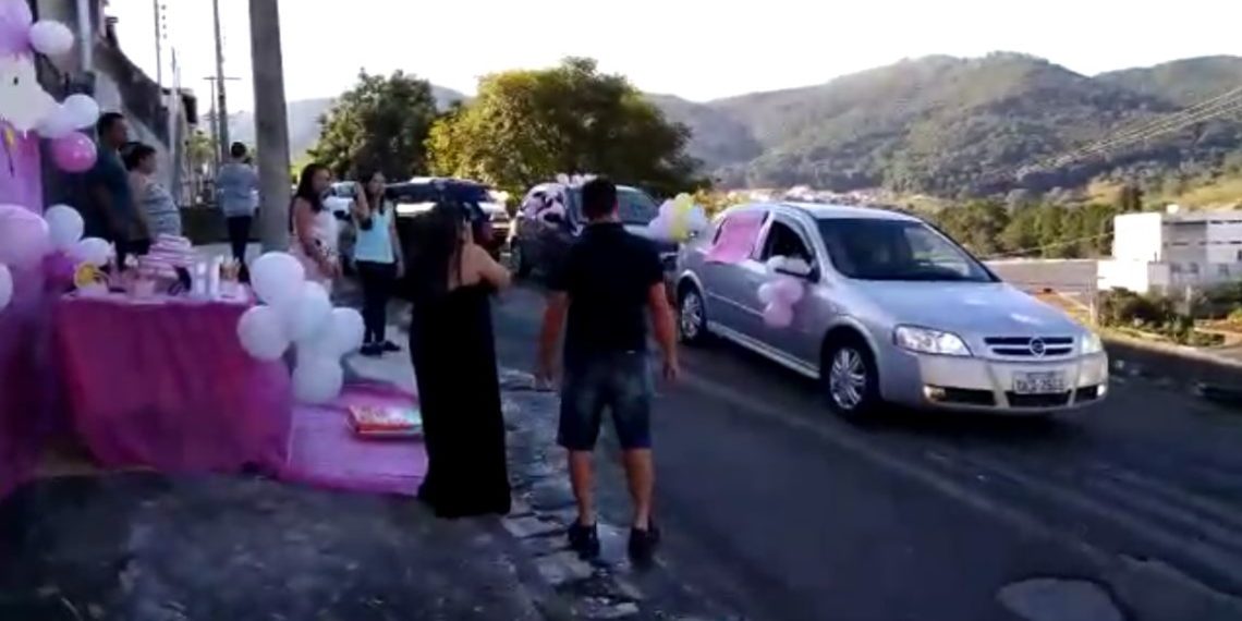 Grávida de Poços de Caldas faz drive-thru em chá de fralda