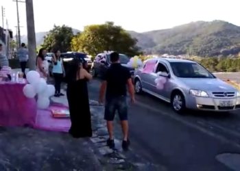 Grávida de Poços de Caldas faz drive-thru em chá de fralda
