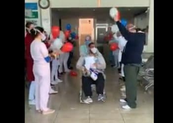 Paciente curado de Covid-19 é aplaudido por funcionários de hospital de Poços