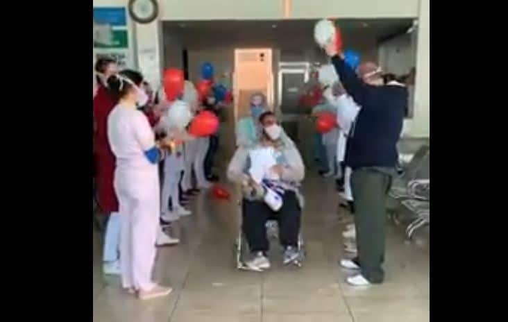 Paciente curado de Covid-19 é aplaudido por funcionários de hospital de Poços