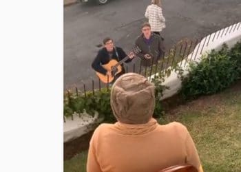 Músicos de Poços fazem serenata para idosa obedecendo normas de distanciamento social