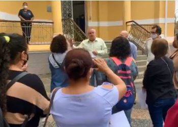 Inscritos no “Programa Minha Casa, Minha vida” realizam ato em frente à prefeitura