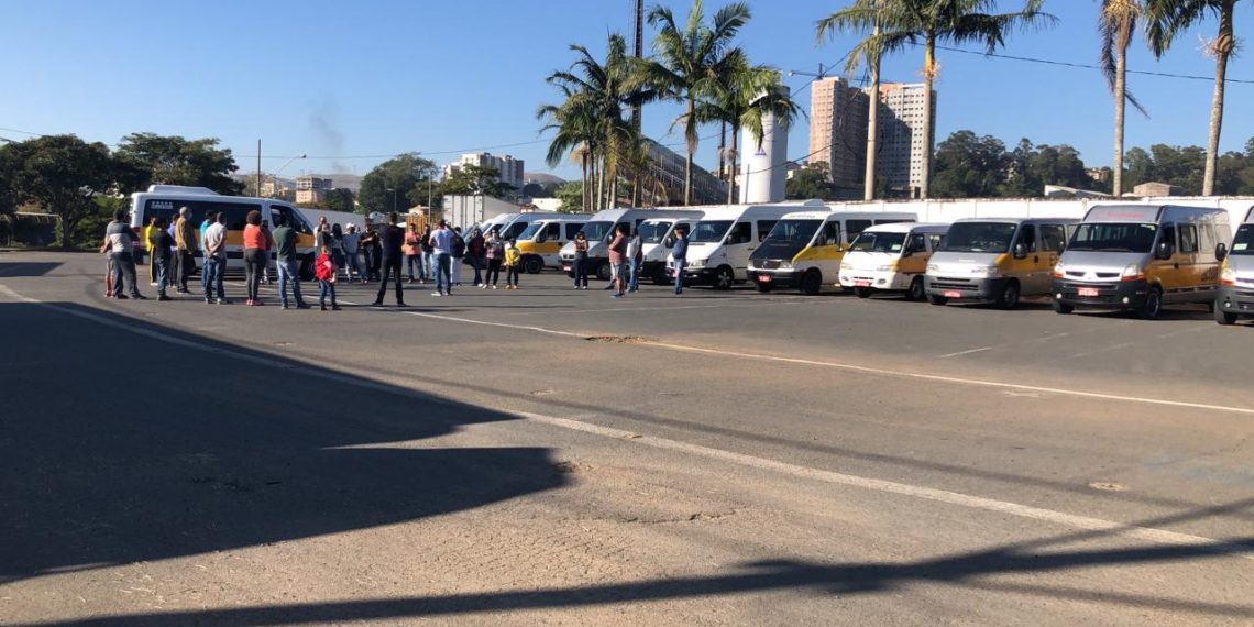 Motoristas de transporte escolar e fretamento participam de carreata em Poços de Caldas