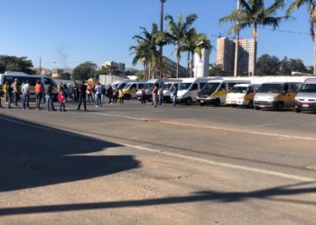 Motoristas de transporte escolar e fretamento participam de carreata em Poços de Caldas