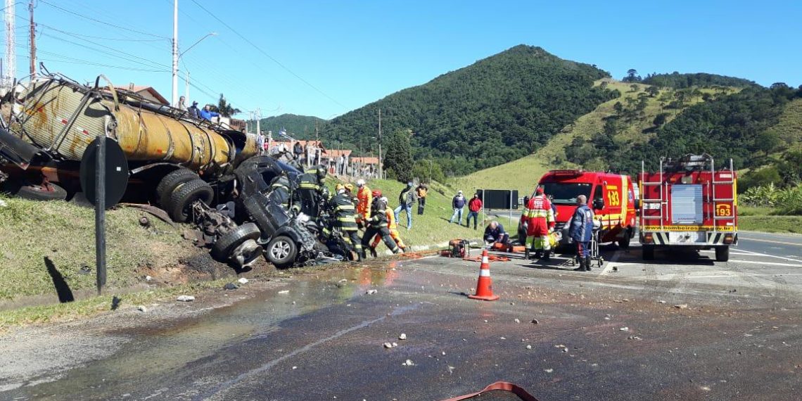 Acidente entre caminhão e carro deixa duas pessoas gravemente feridas