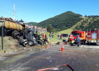 Acidente entre caminhão e carro deixa duas pessoas gravemente feridas