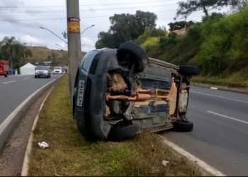 Mulher perde controle da direção e carro capota em Poços de Caldas