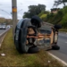 Mulher perde controle da direção e carro capota em Poços de Caldas