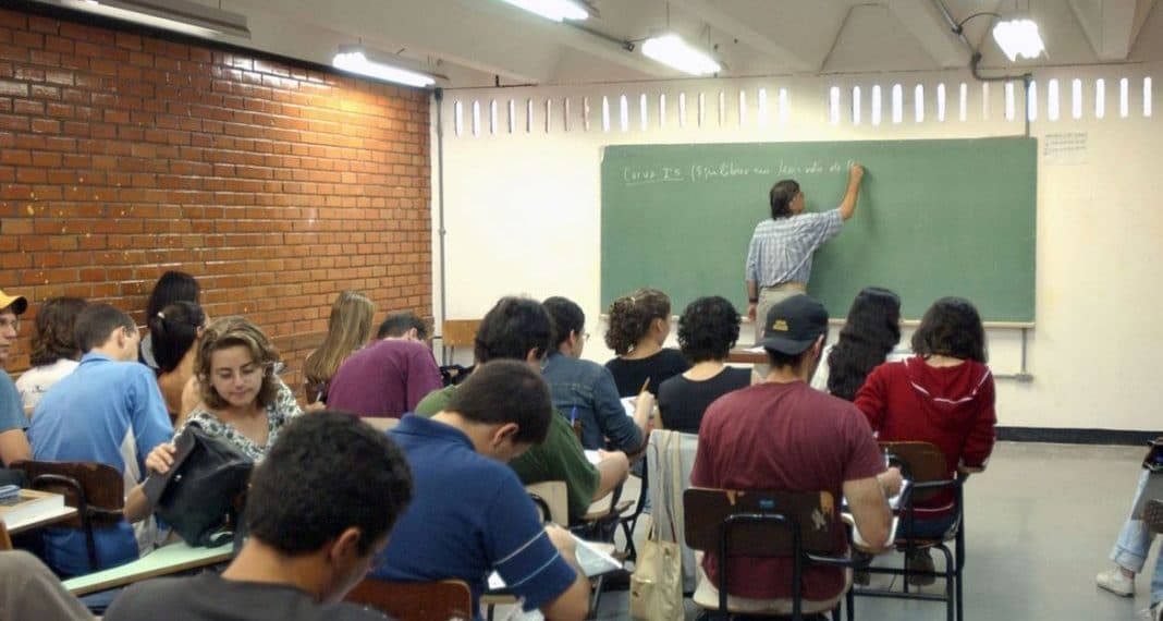 Mec suspende pagamento das parcelas do Fies