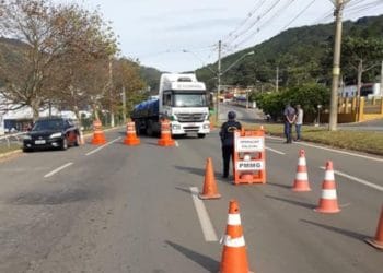 Prefeitura instala novas barreiras para evitar entrada de veículos em Poços
