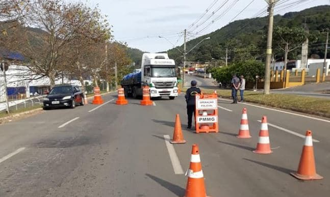Prefeitura instala novas barreiras para evitar entrada de veículos em Poços