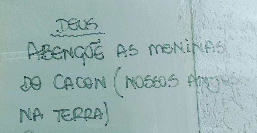 Como forma de agradecimento, paciente deixa recado escrito em setores da Santa Casa de Poços
