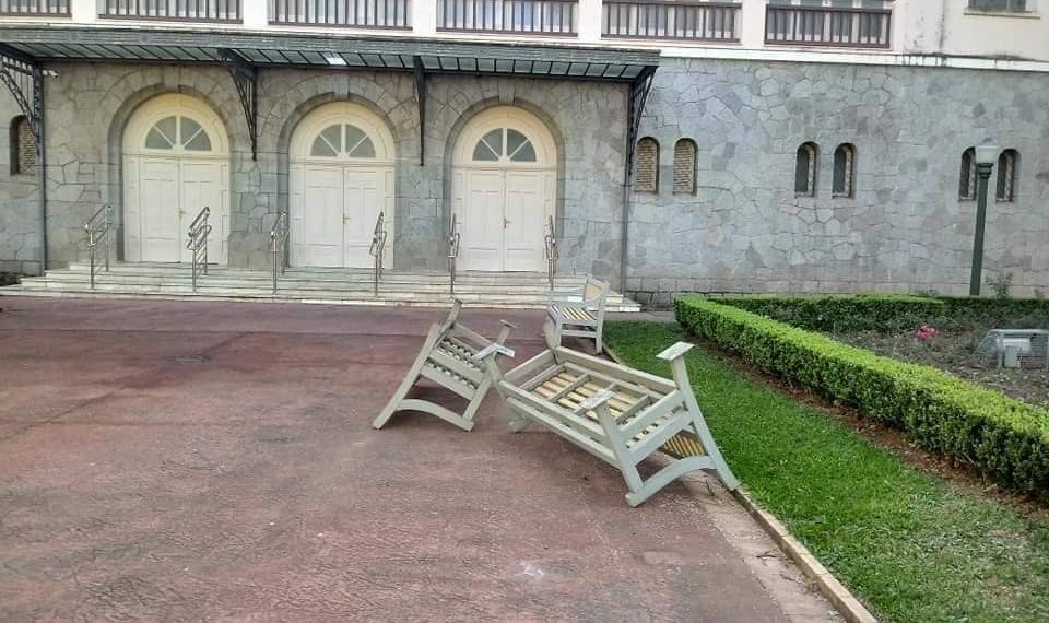Bancos de Praça são alvos de vandalismo em Poços de Caldas