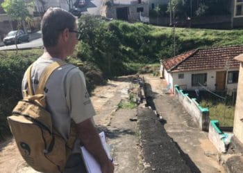 Se passando por agente de endemias, homem tenta entrar em residência