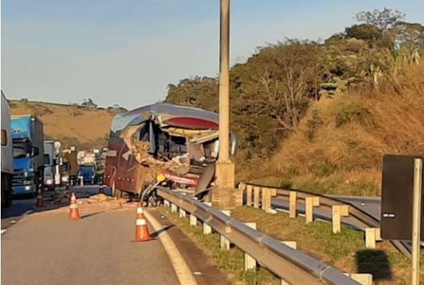 Acidente com ônibus que seguia de Poços para BH deixa dois mortos
