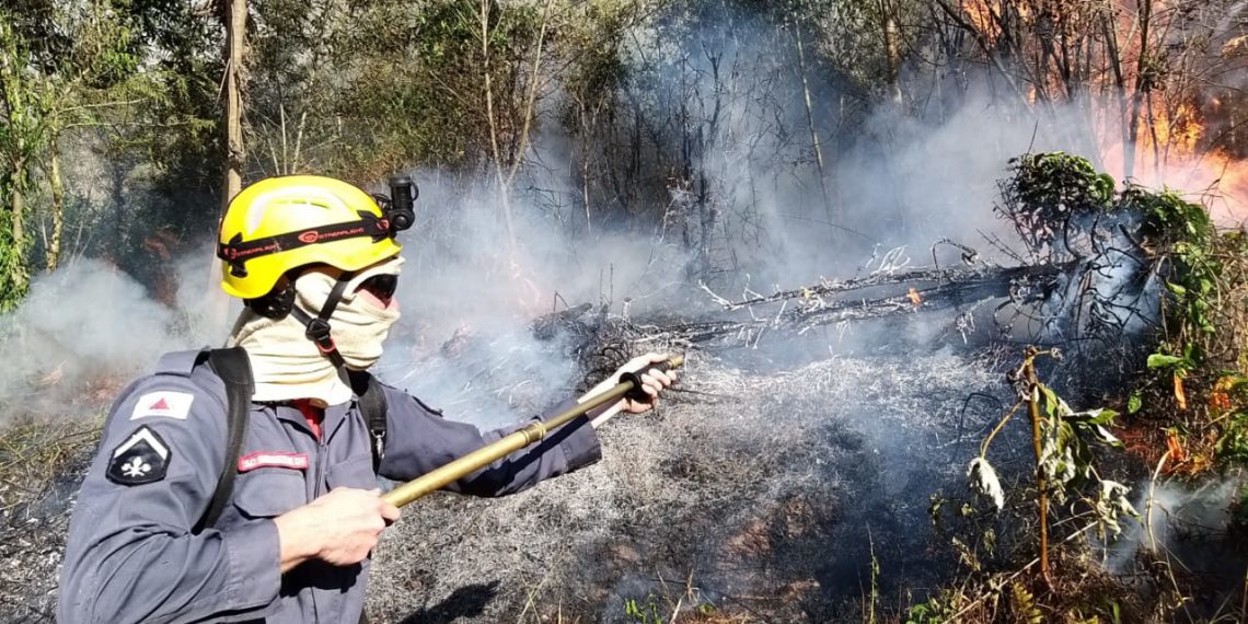 Bombeiros combatem três incêndios em Poços de Caldas
