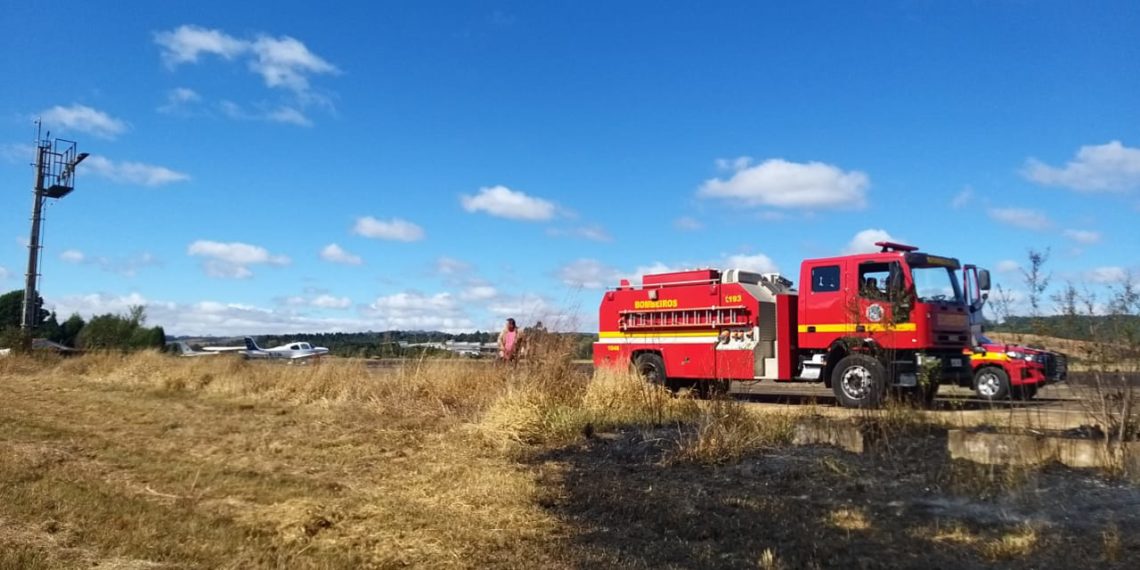 Bombeiros combatem incêndio em vegetação no Aeroporto de Poços