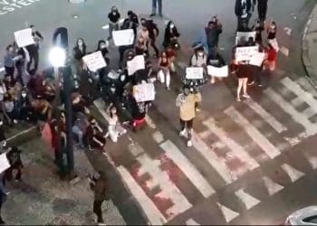 Manifestação contra o racismo é realizada em Poços de Caldas