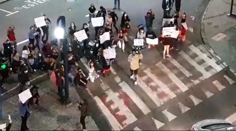 Manifestação contra o racismo é realizada em Poços de Caldas